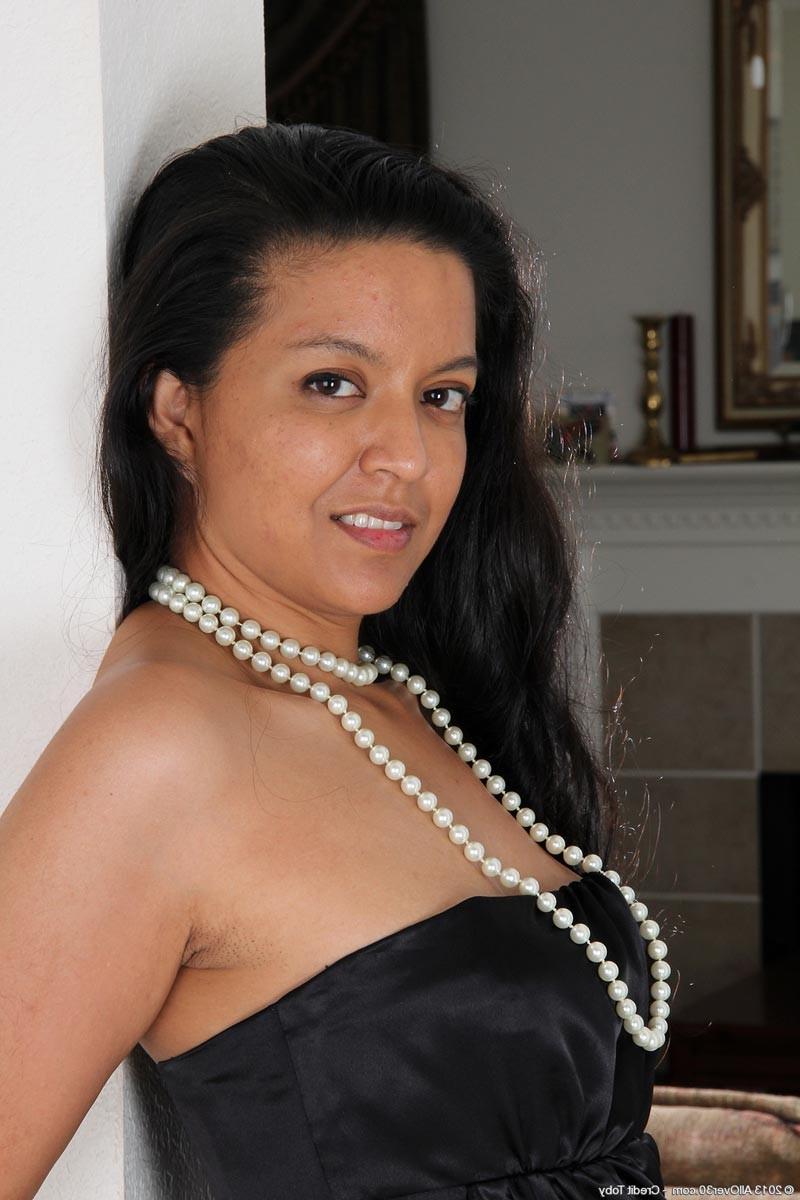 15P Hot exotic mature in lingerie