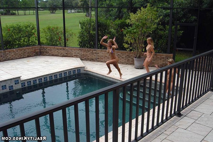 20P After sunbathing and eating pussy poolside. They take it indoors to quickly get 