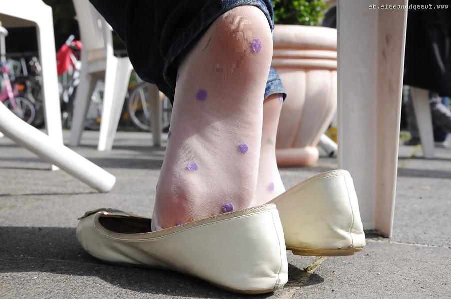 25P Mixed tights and ballerina flats.. 