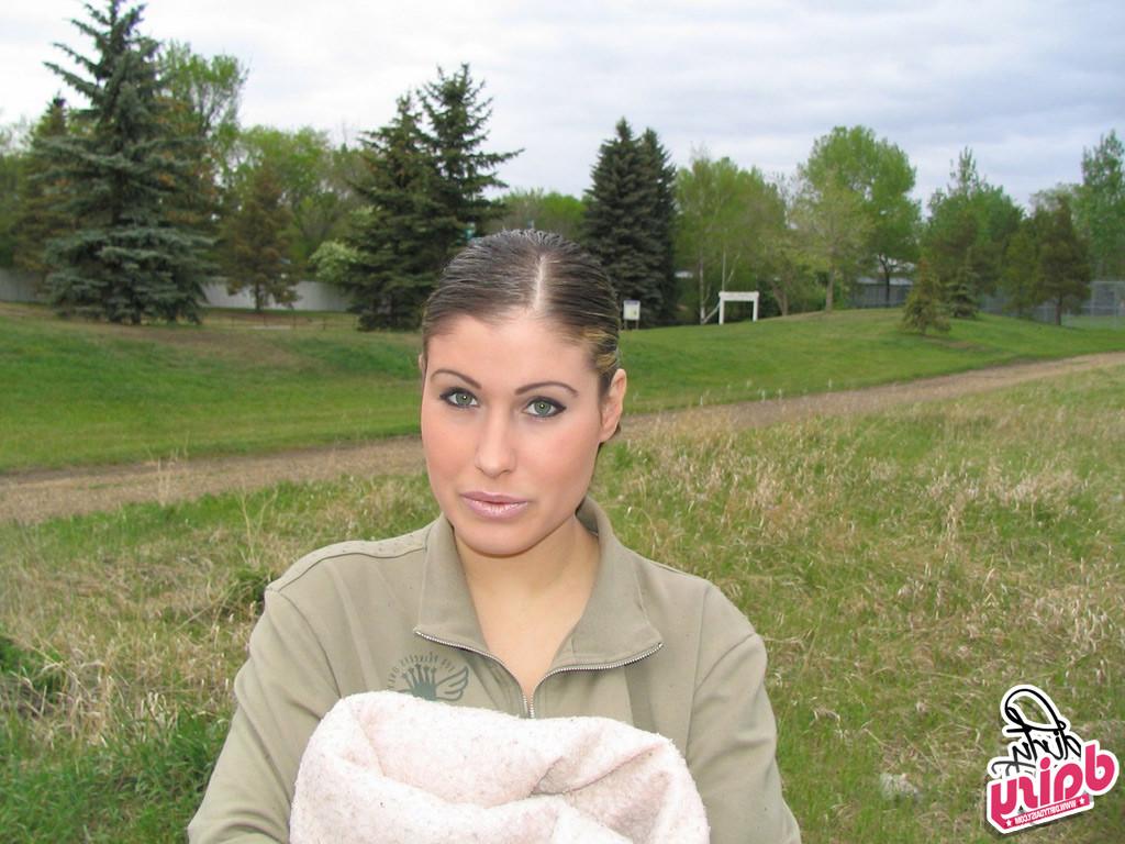 15P This sexy exhibitionist housewife sucks cock outdoors