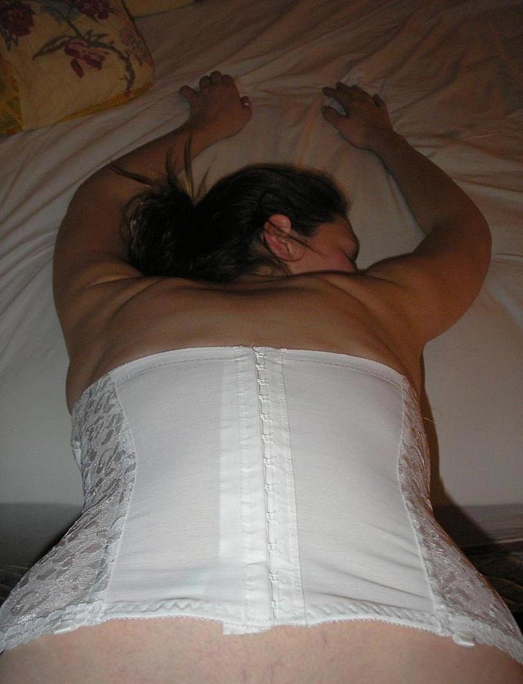 20P Busty brunette amateur girlfriend posing naked