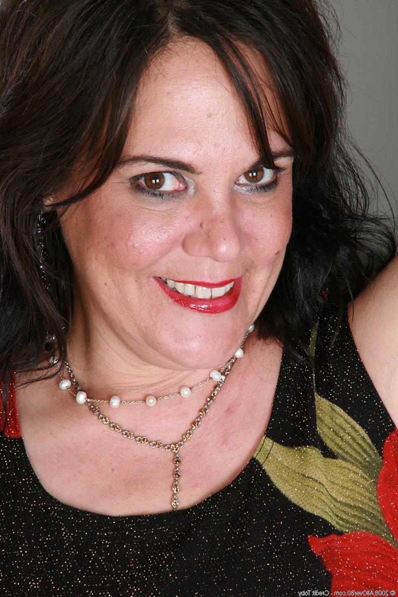 15P Brunette milf with big natural melons fingering on the floor