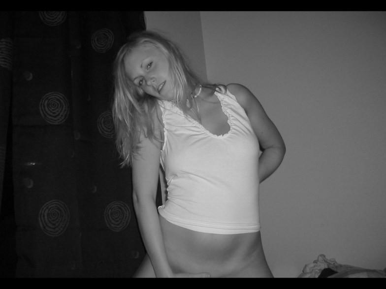 20P Cute blonde amateur girlfriend posing and sucking