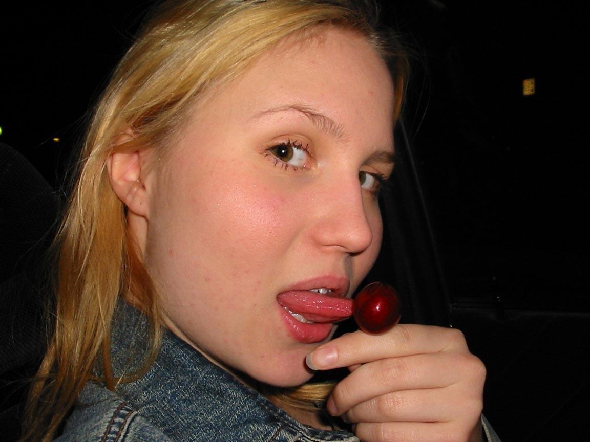 20P Blonde amateur girlfriend sucking her boyfriend's dick