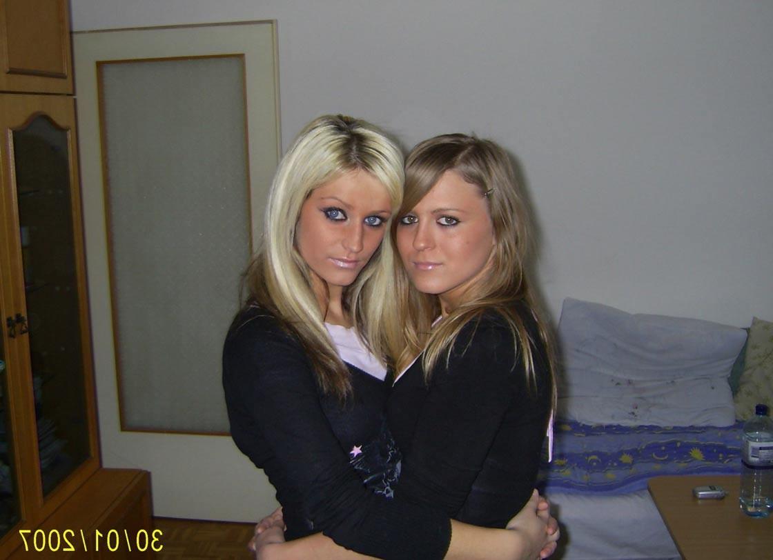 20P Awesome blonde amateur babe sucking her boyfriend's dick