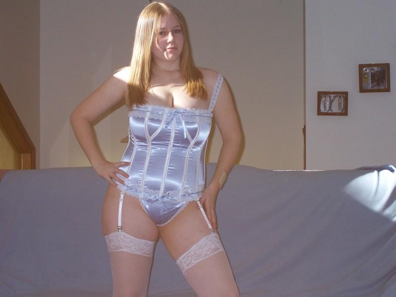 20P Hot amateur with big tits posing and showing her melons