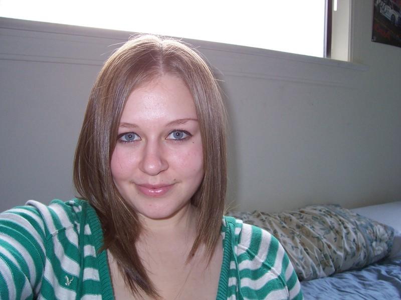 20P Hot amateur with big tits posing and showing her melons