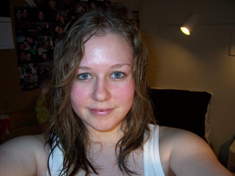 20P Hot amateur with big tits posing and showing her melons