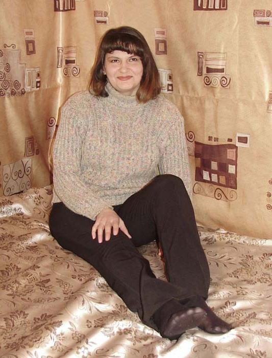 16P Big teacher undresses on the sofa