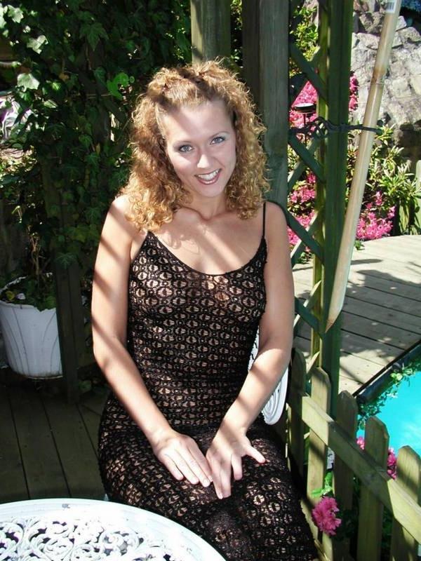 16P Horny housewife fucking a banana outside
