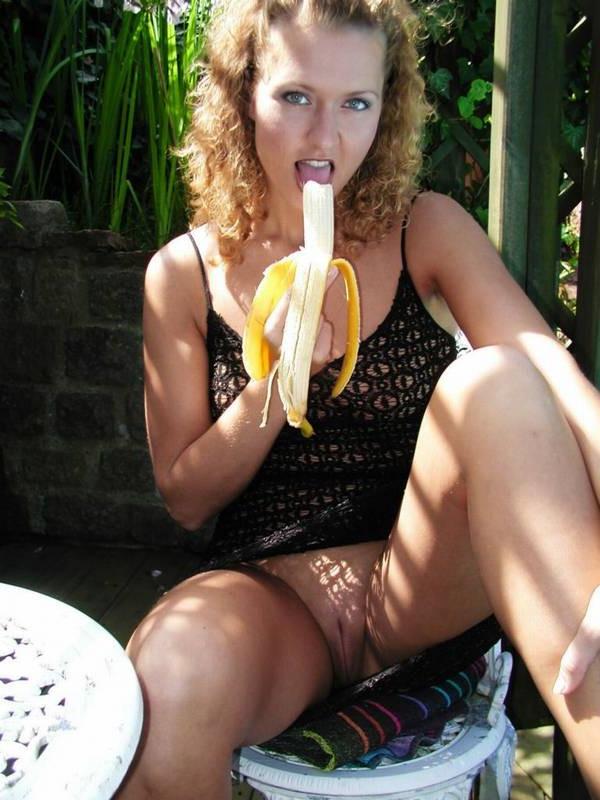 16P Horny housewife fucking a banana outside