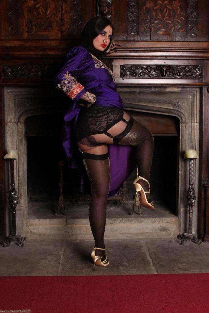 12P Hot indian babe Sharimara strips to her lingerie