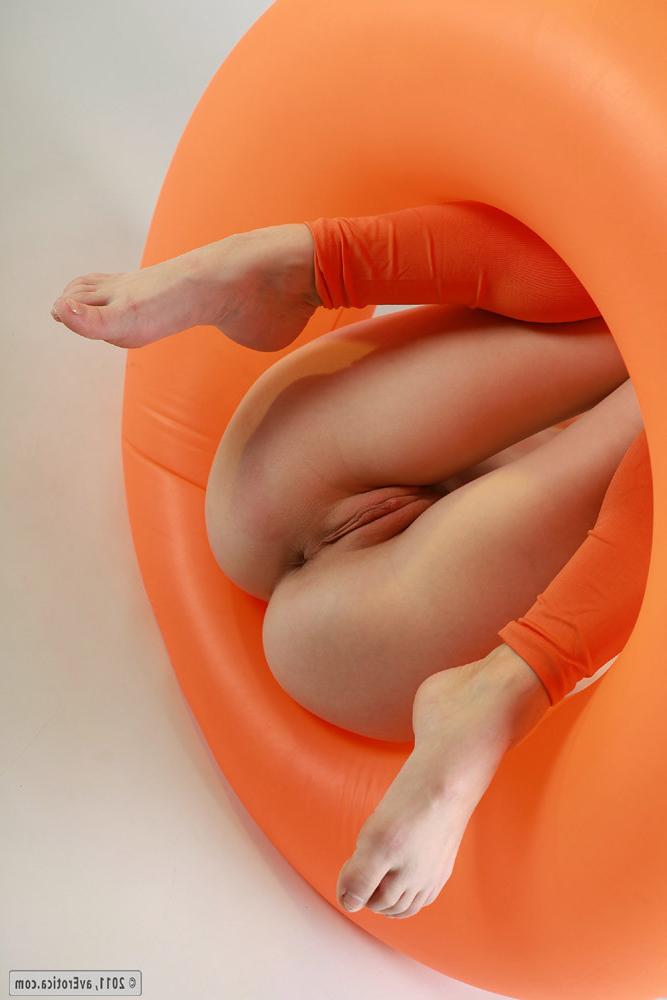 15P Babe in orange outfit with the orange huge balloon