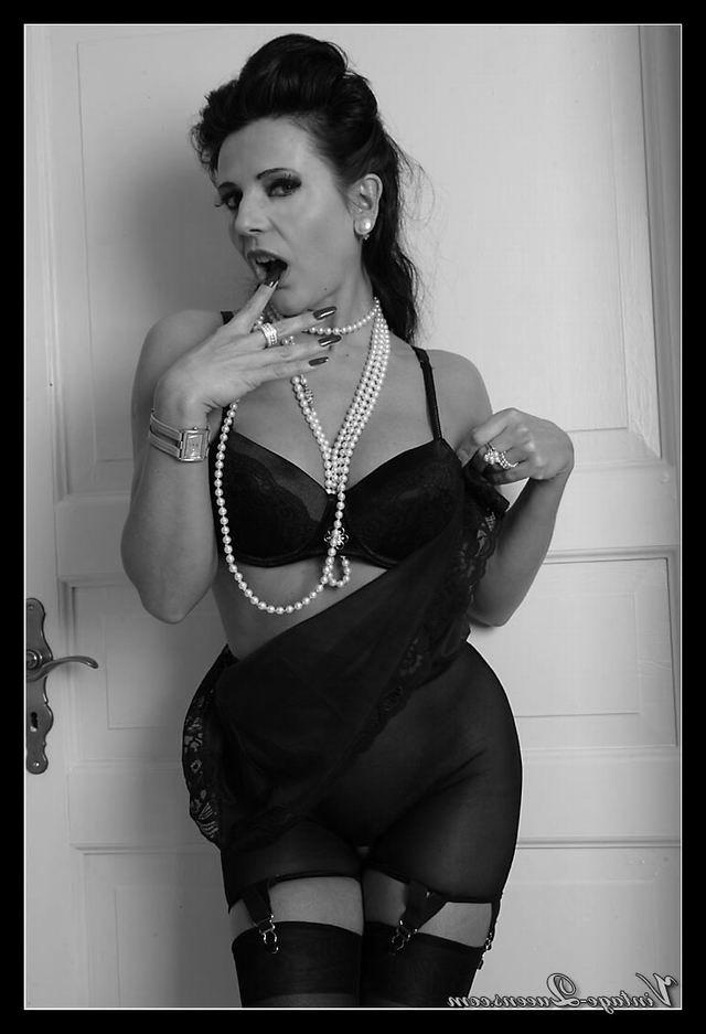 16P Vintage queen Eve in black lingerie