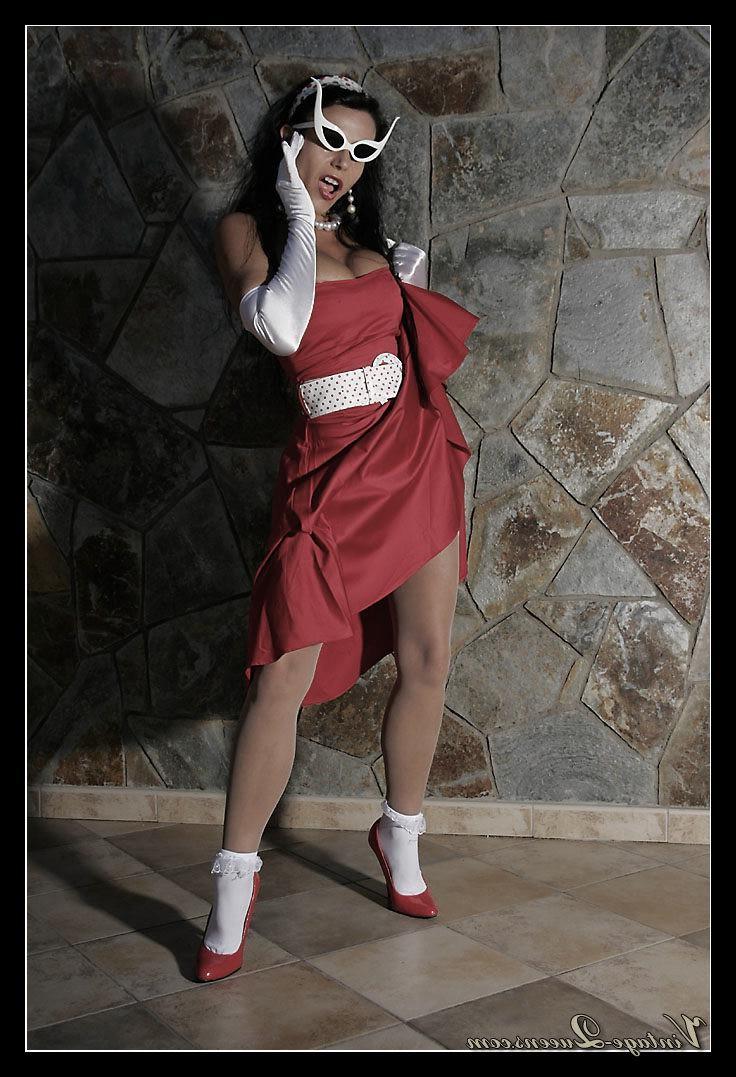 10P Vintage model Eve in fifties outfit