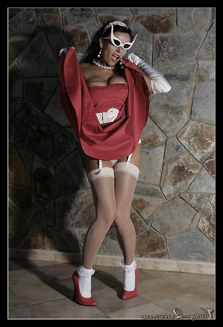10P Vintage model Eve in fifties outfit