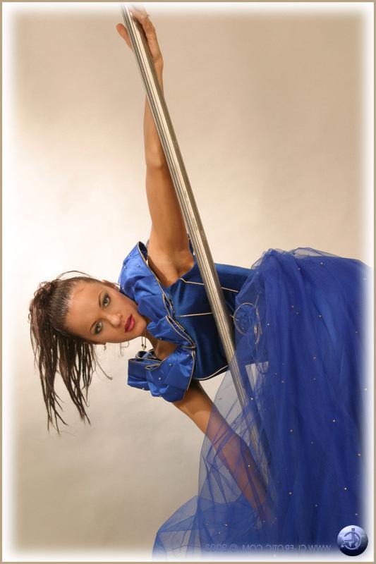 17P Naked ballerina on a stripper pole doing splits