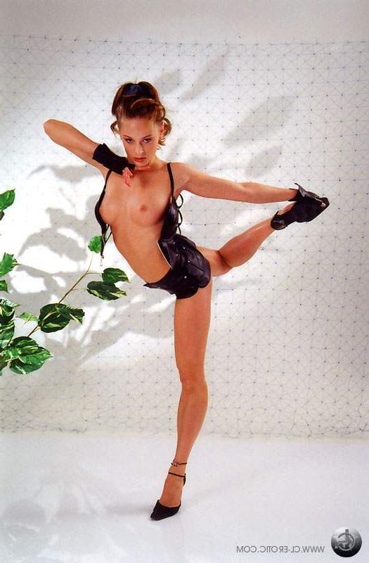 16P Flexible dancer in heels spreads wide