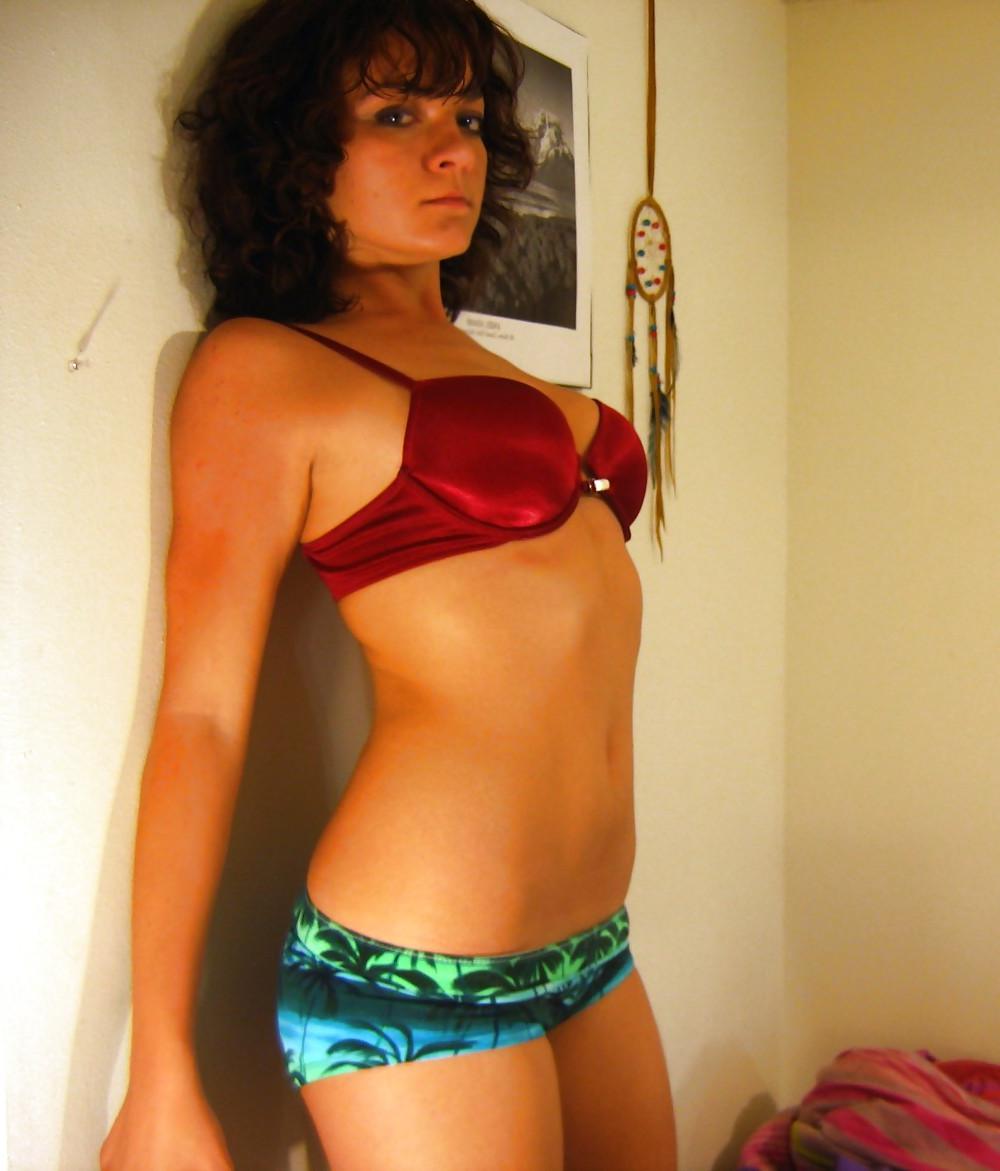 25P BRUNETTE TEEN POSING IN BED