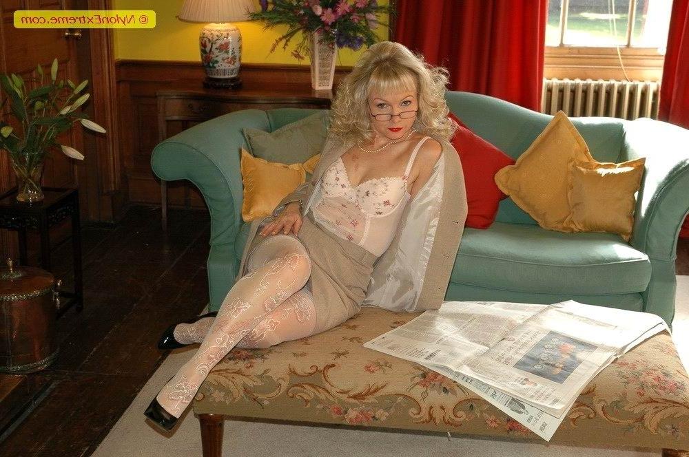 12P Milf babe Sue in her finest stockings