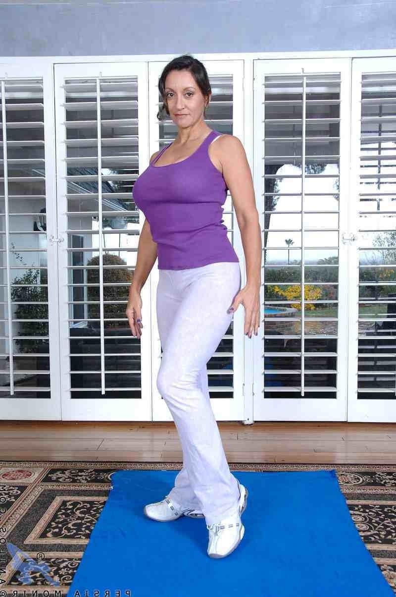 15P Mature babe using a vibrator