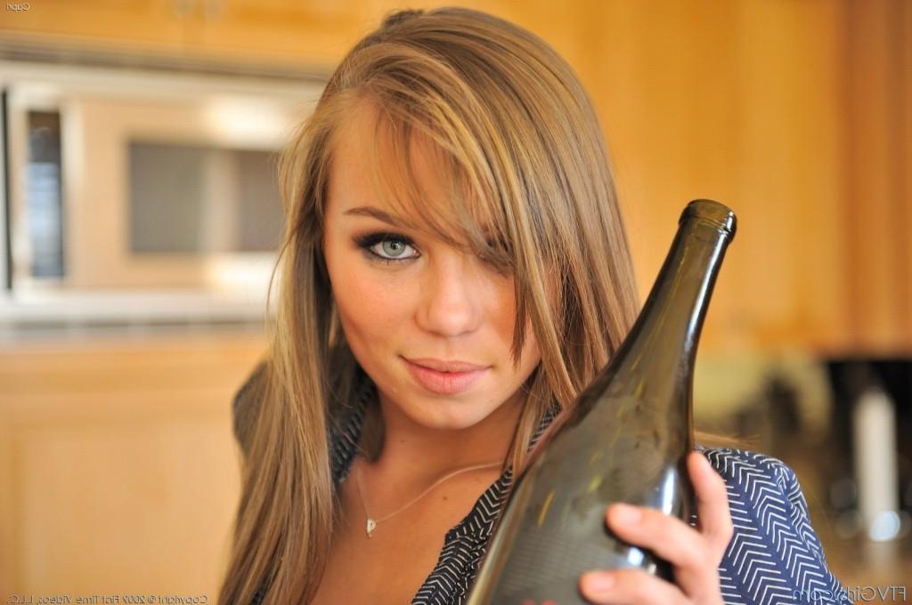 16P Nasty teen babe with round tits toying her pussy with bottle