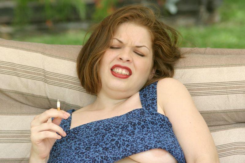 16P Mature smoker fingering pussy hard on the bench