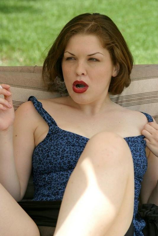 16P Mature smoker fingering pussy hard on the bench