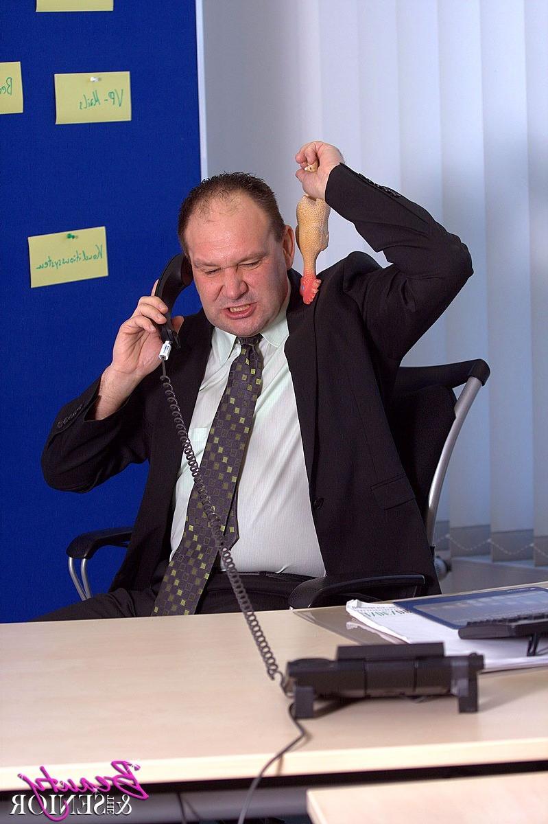 15P Senior banging a stunning secretary at the office