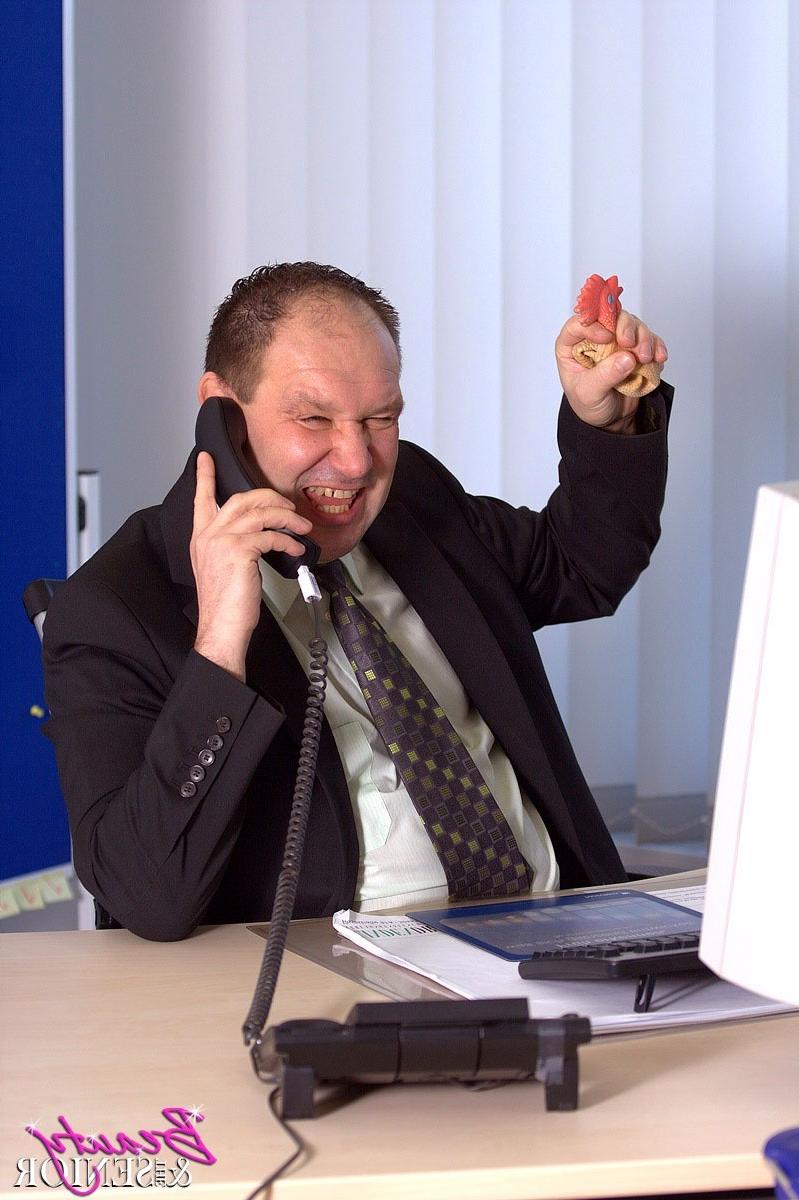 15P Senior banging a stunning secretary at the office