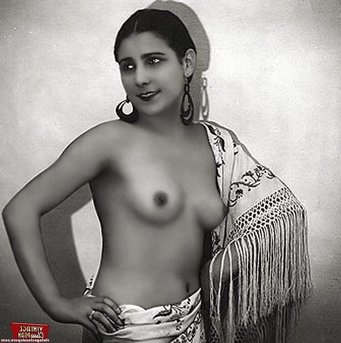12P Ethnic vintage ladies showing their cute natural bodies