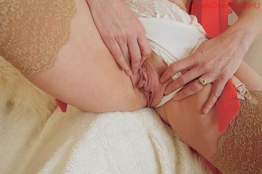 16P Blonde Amateur Mature Showing Her Pussy