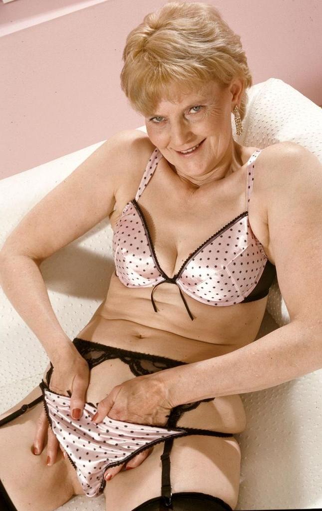 20P Pussy spreading horny mature in lingerie and stockings