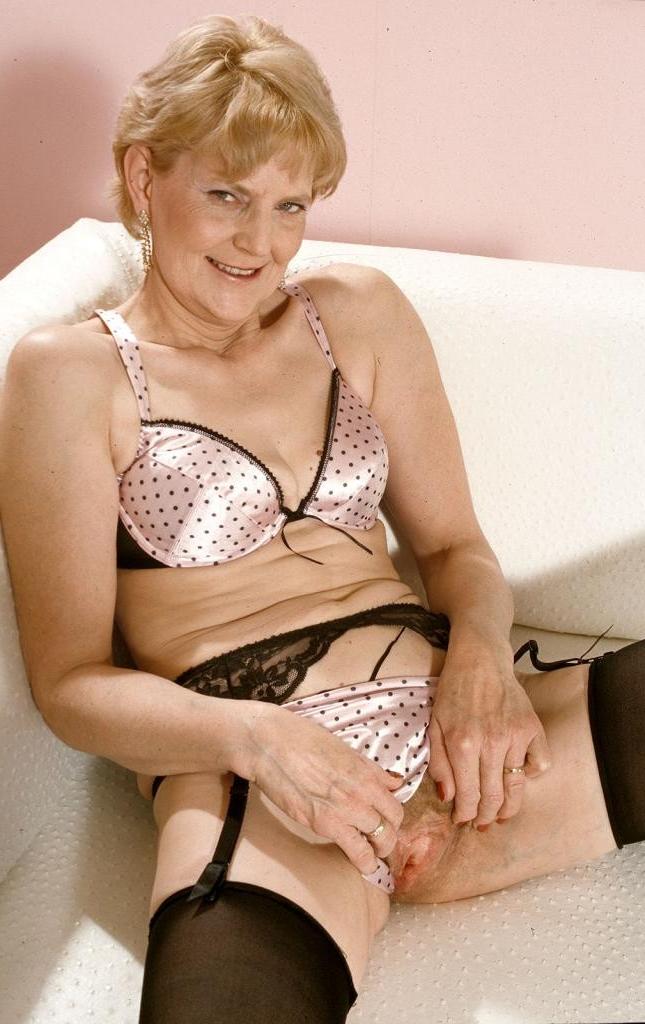 20P Pussy spreading horny mature in lingerie and stockings