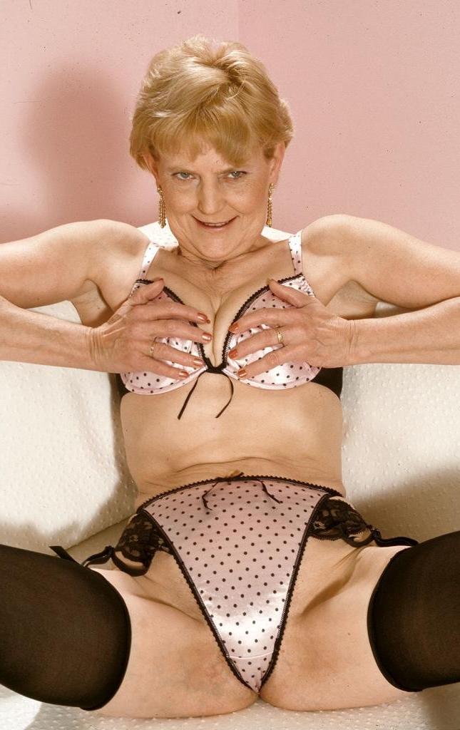 20P Pussy spreading horny mature in lingerie and stockings