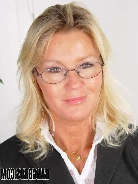 15P MILF Secretary Having A (Blow)job Interview