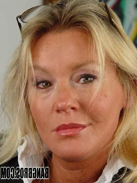 15P MILF Secretary Having A (Blow)job Interview