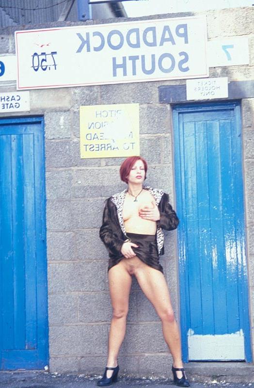 13P Scotish exhibitionist flashing outside