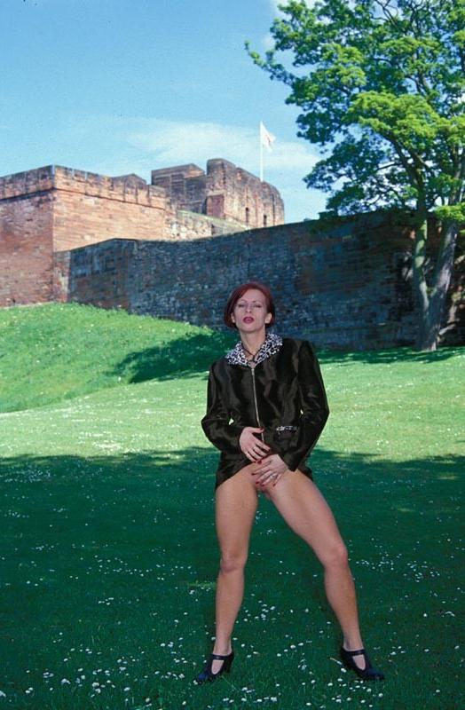 13P Scotish exhibitionist flashing outside