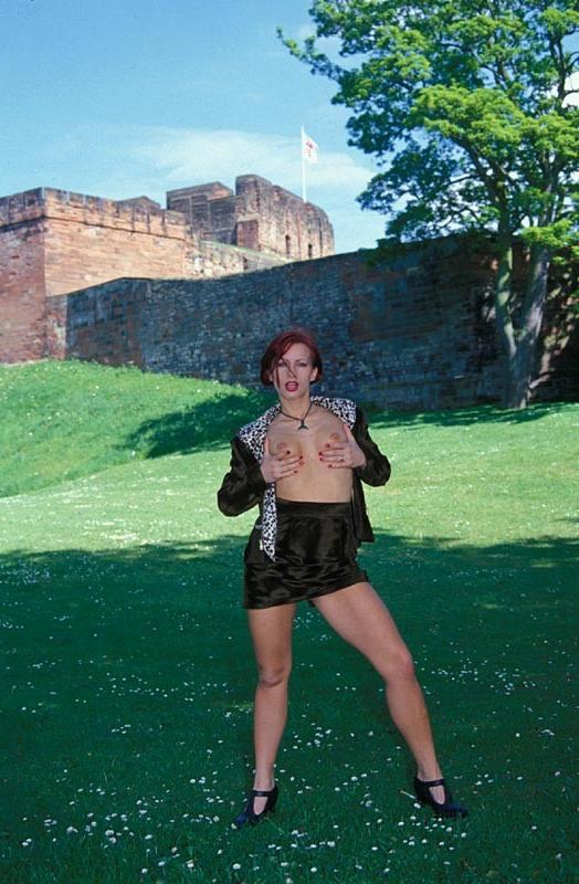 13P Scotish exhibitionist flashing outside