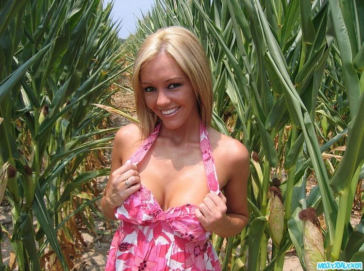 15P Sexy babe inserts a bottle into her pussy out on a cornfield