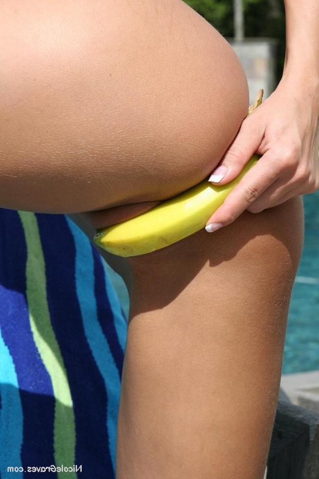 15P Nicole Graves Splits Pussy With A Banana