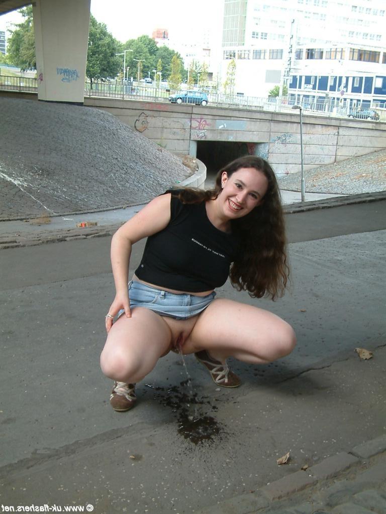 15P Brunette exhibitionist peeing outdoors