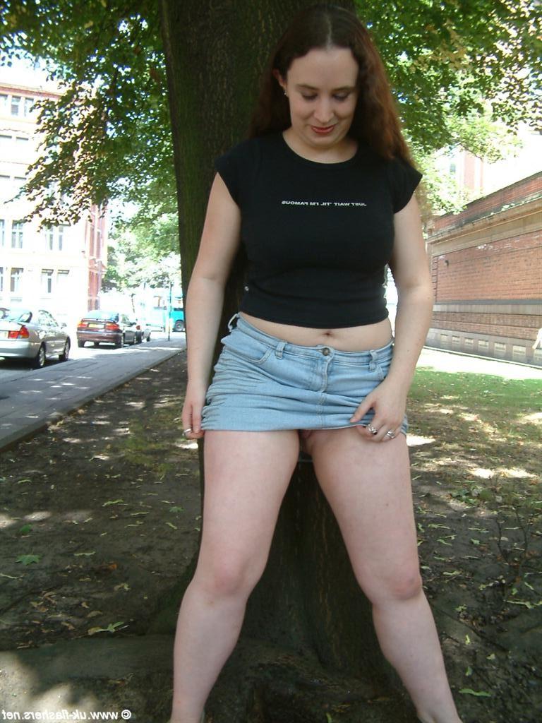 15P Brunette exhibitionist peeing outdoors