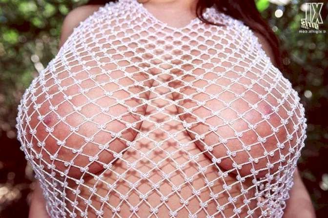 10P Exotic babe with an amazing rack