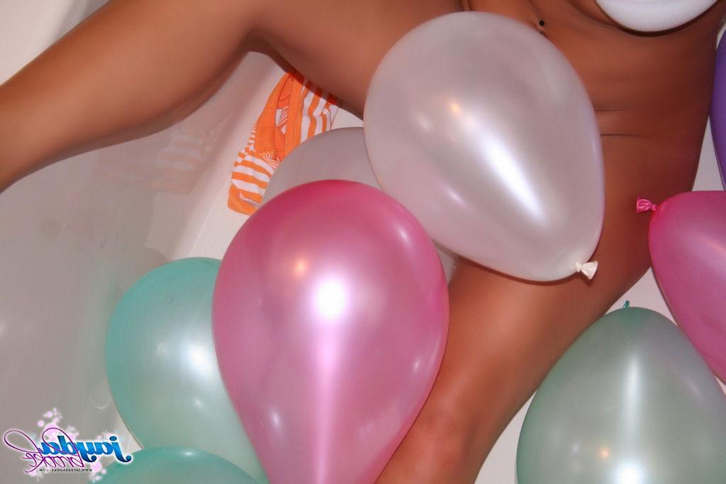 16P Jayda Brook hüpft auf einem Ballon