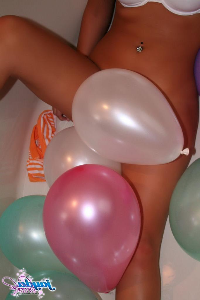 16P Jayda Brook hüpft auf einem Ballon