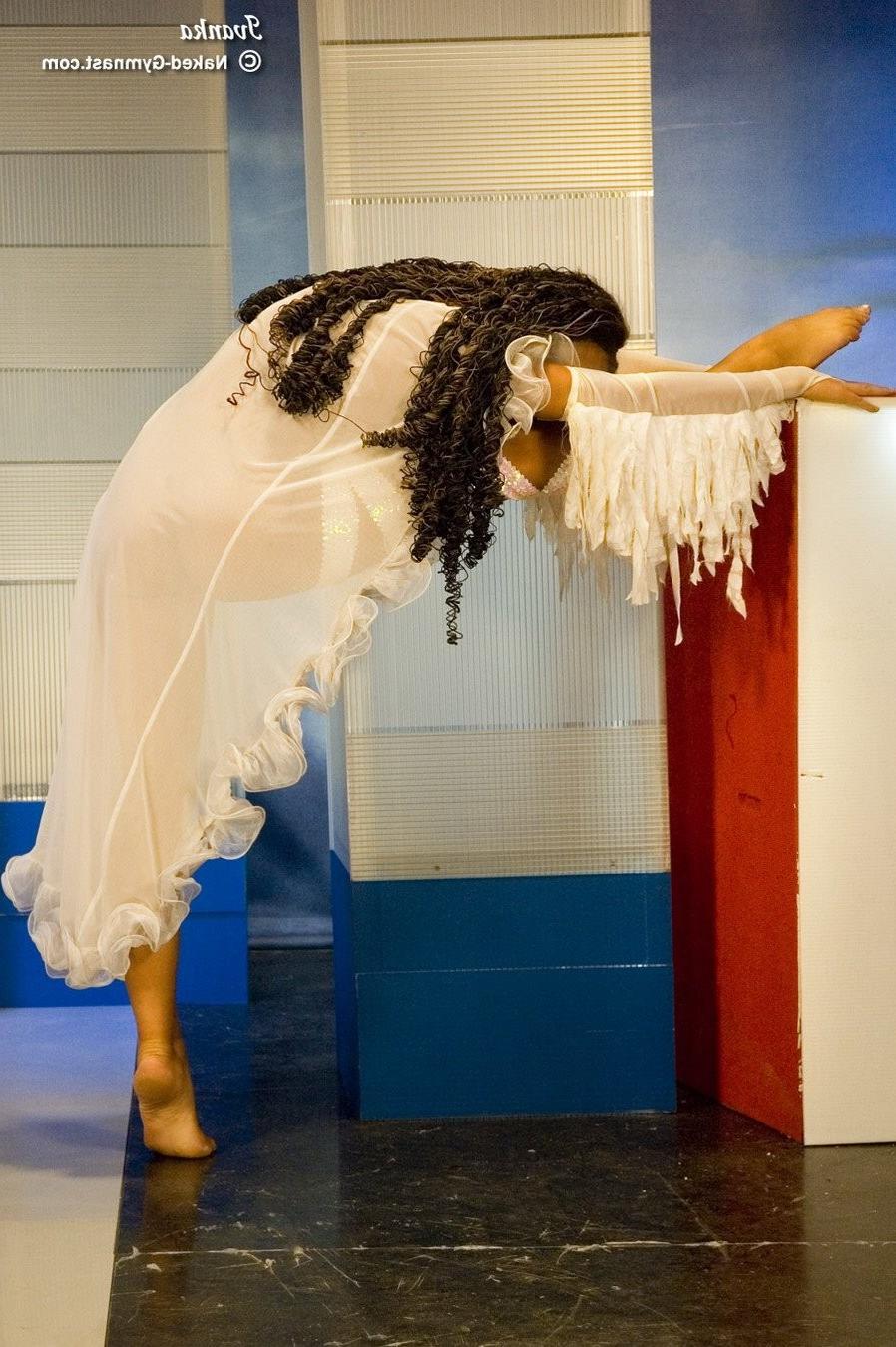 20P Ethnic dance teen poses nude in flexible positions