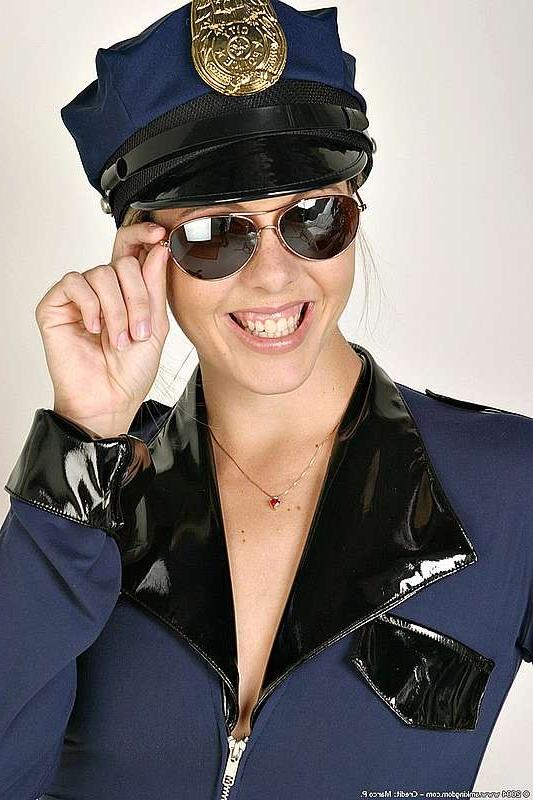 15P Dünne Polizistin zeigt ihre kleinen Titten
