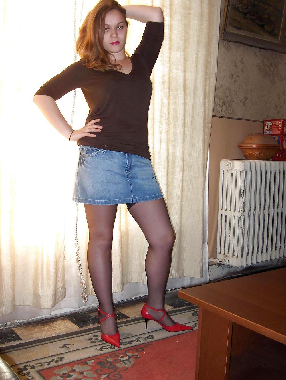 25P BRUNETTE POSING AND SUCKING
